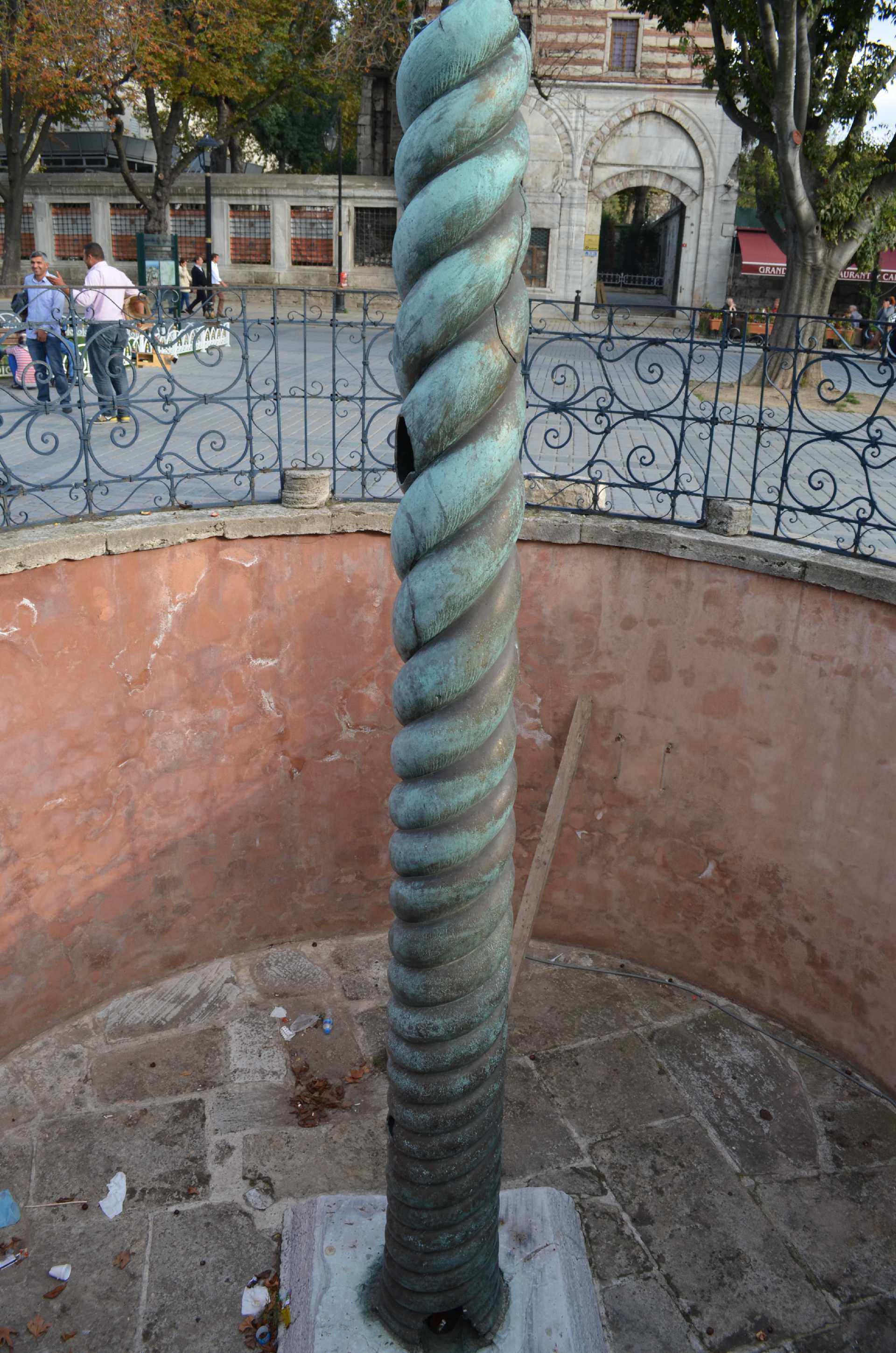Serpentine Column